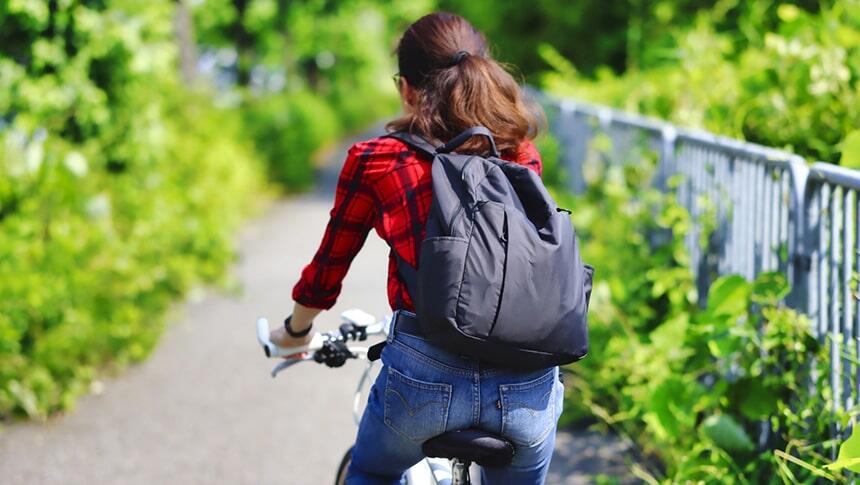 自転車をこぐ女性