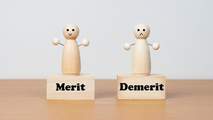 merit・demeritと書かれた人形