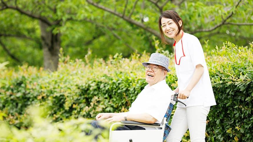 車いすの患者と看護助手