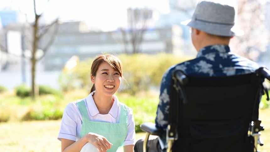 介護職と車椅子の利用者