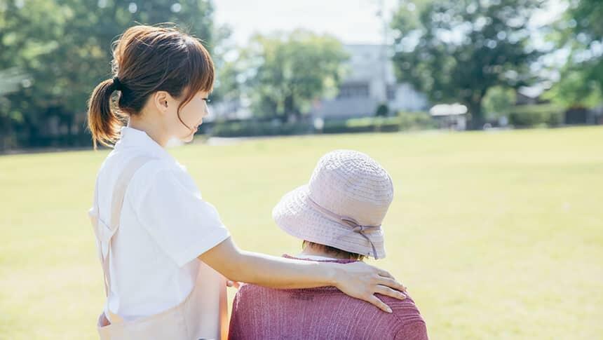 高齢者を支える女性