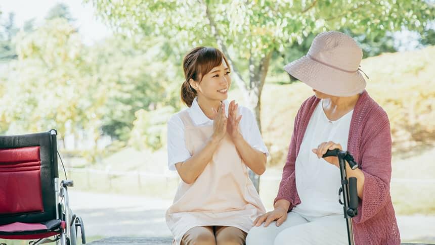 利用者と談笑する介護職