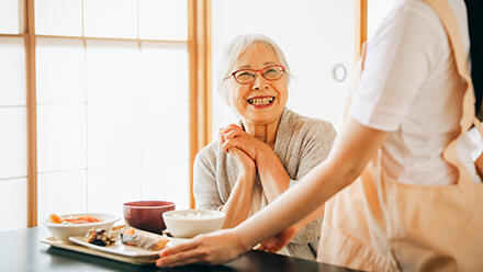 食事を喜ぶ高齢の女性